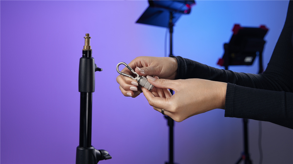 rode-thread-adaptor-insitu-hands-unscrewing-in-studio-1920x1080-rgb.jpg