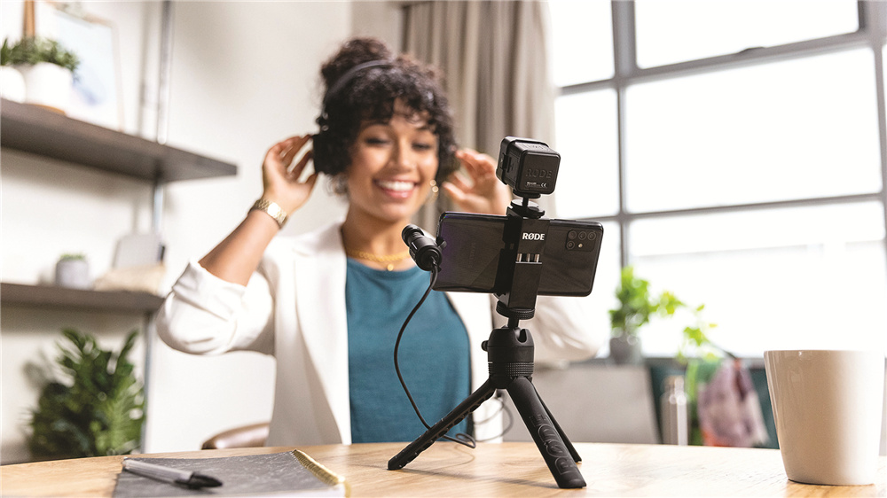 RODE_VLOGGER_KIT_VMMeC_WFH_HEADPHONES_CMYK_16x9.jpg