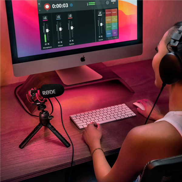 220322_102030_8690.jpg rode-videomic-go-II-girl-video-call-dark-neon-creator-desk-setup-october-2021-1080x1080-rgb.jpg