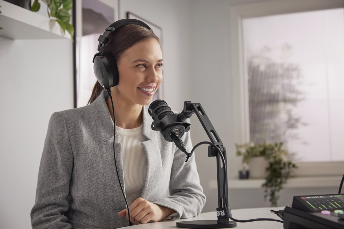 rode-pod-mic-usb-podcasting-session-close-up-guest-8192x5464-rgb-6782.jpg