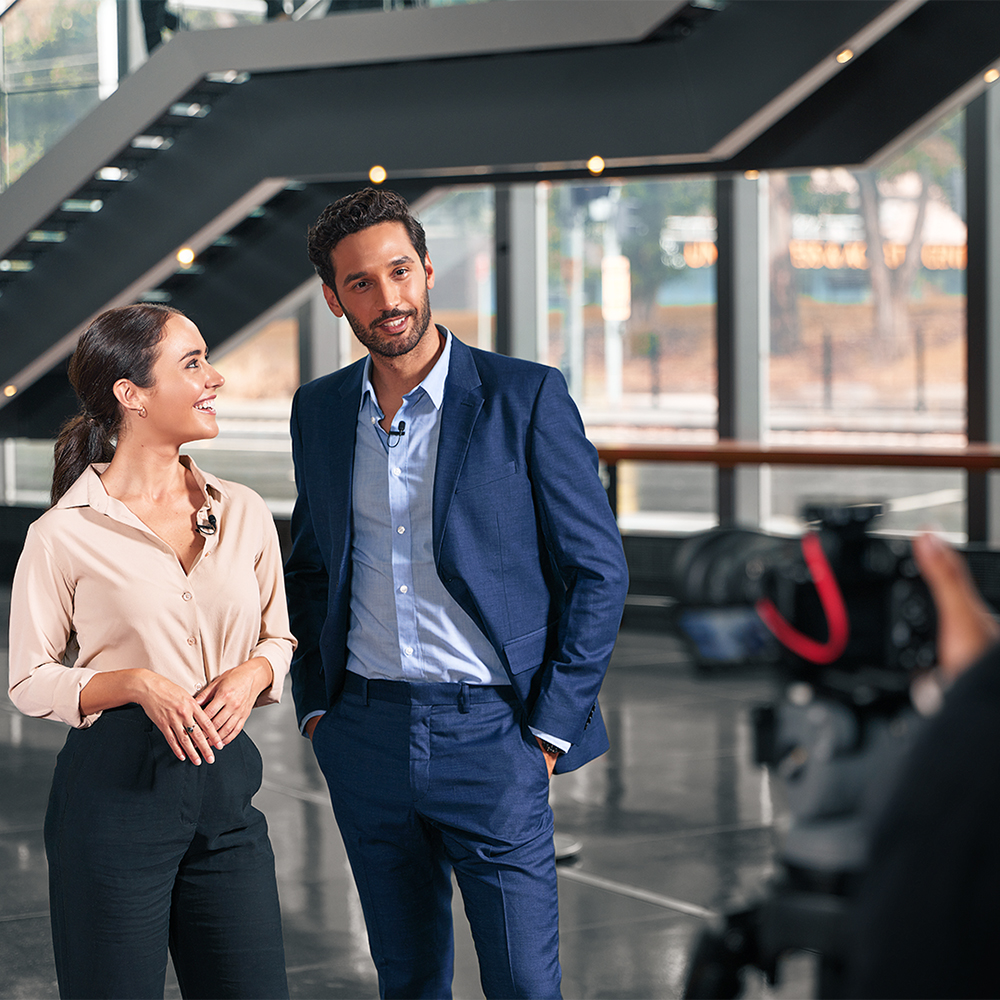 rode-wigo2-lav-go-insitu-reporter-couple-stairs-talk-to-camera-jan-2021-1000x1000-rgb.jpg