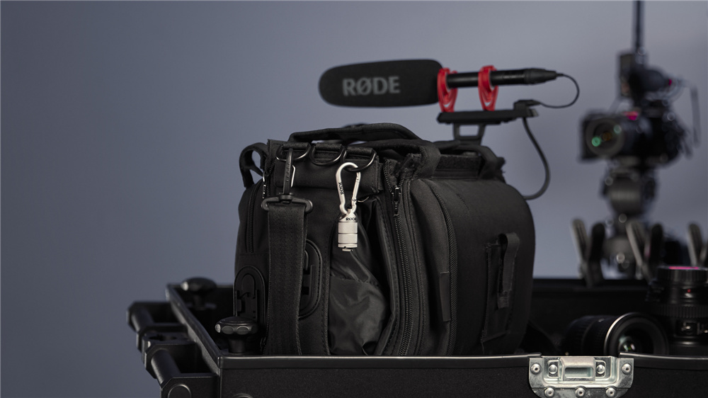 rode-thread-adaptor-insitu-clipped-to-audio-bag-studio-1920x1080-rgb.jpg